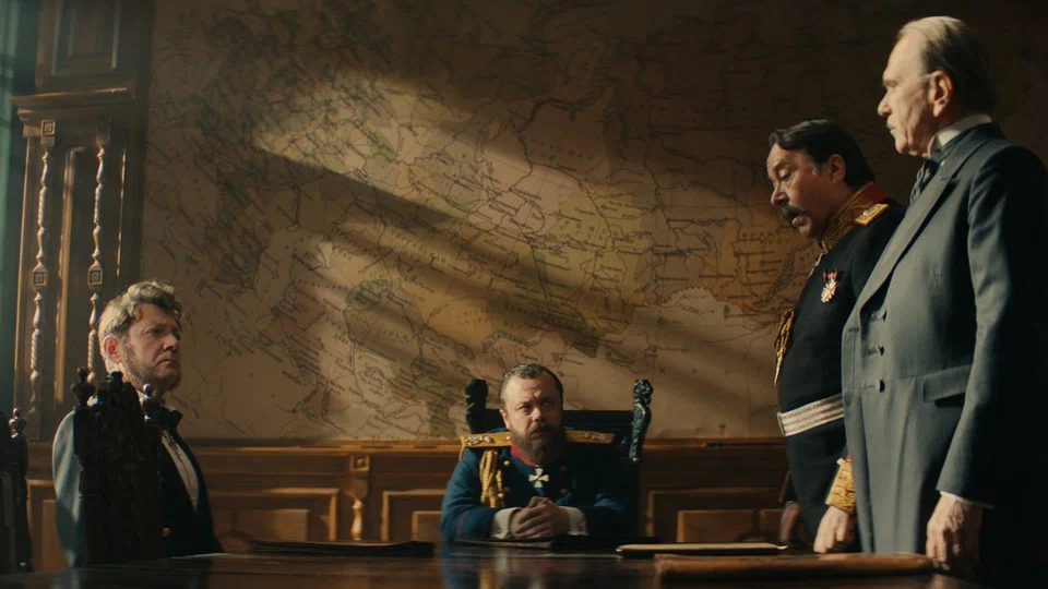 Главный герой в сцене фильма «Левша» 