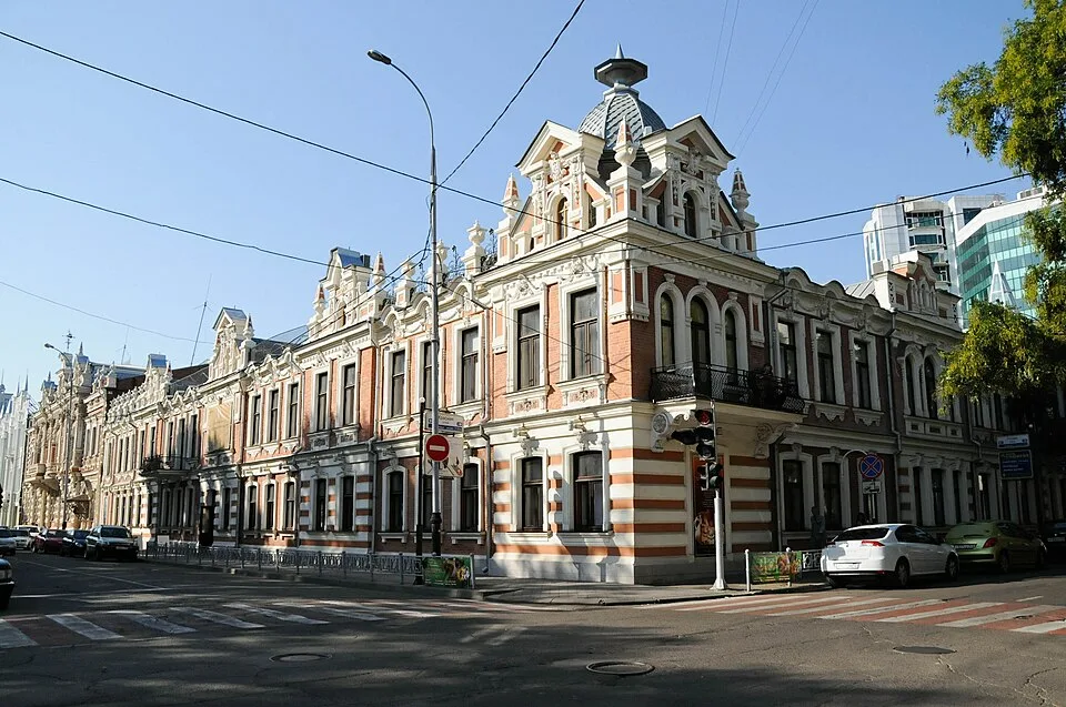 Старый центр Краснодара Старое кирпичное здание на улице Красной в Краснодаре