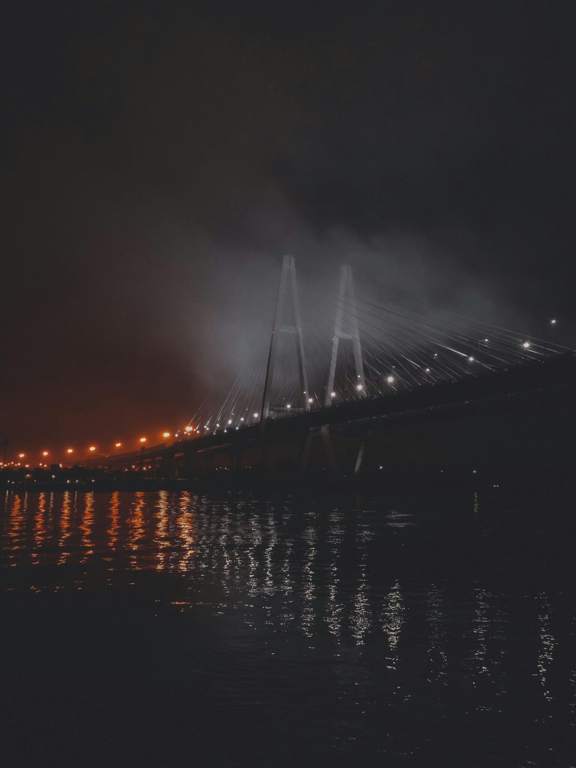 Мост ночью в Петербурге Туманный вид на мост