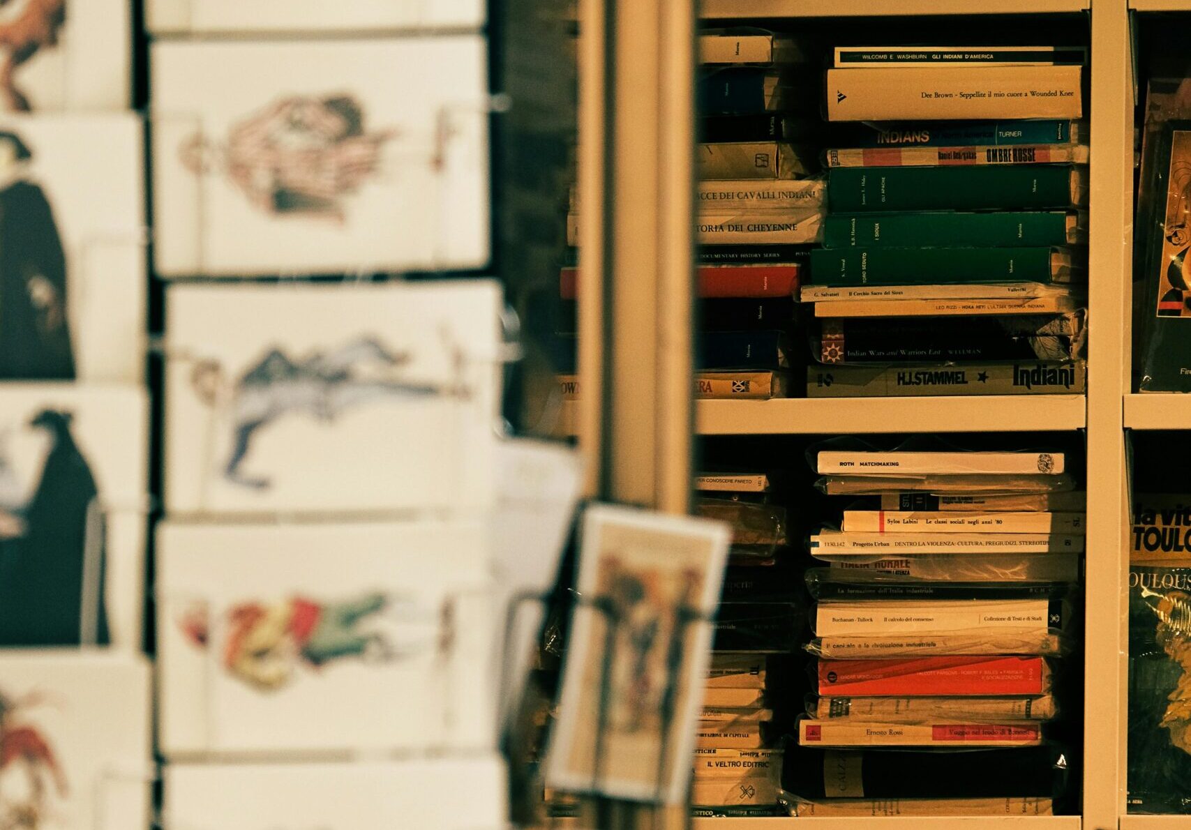 Книги 2026 года на стеллажах Книжные полки со свежими бестселлерами 2026 года