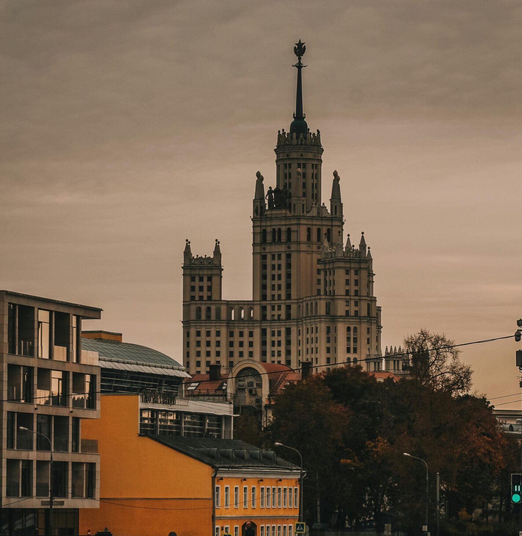 Панорама московских высоток-«сестёр» — символ сталинской архитектуры