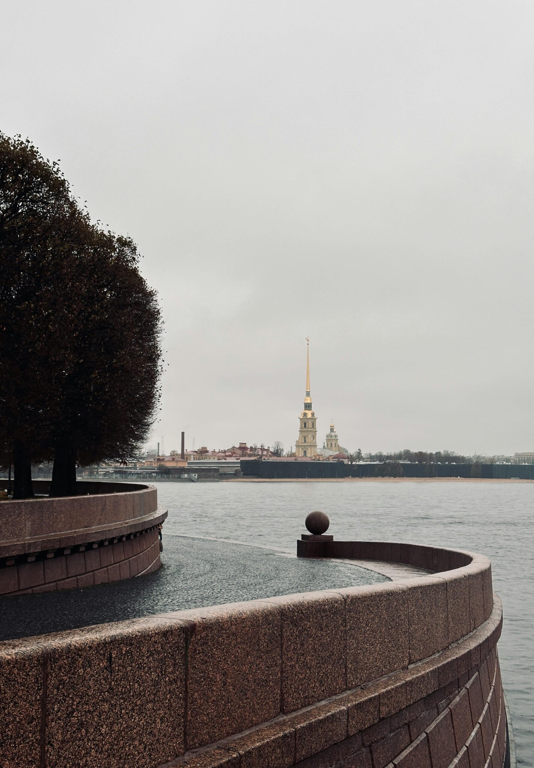 Петропавловская крепость на Заячьем острове — историческая крепость и символ основания Санкт-Петербурга