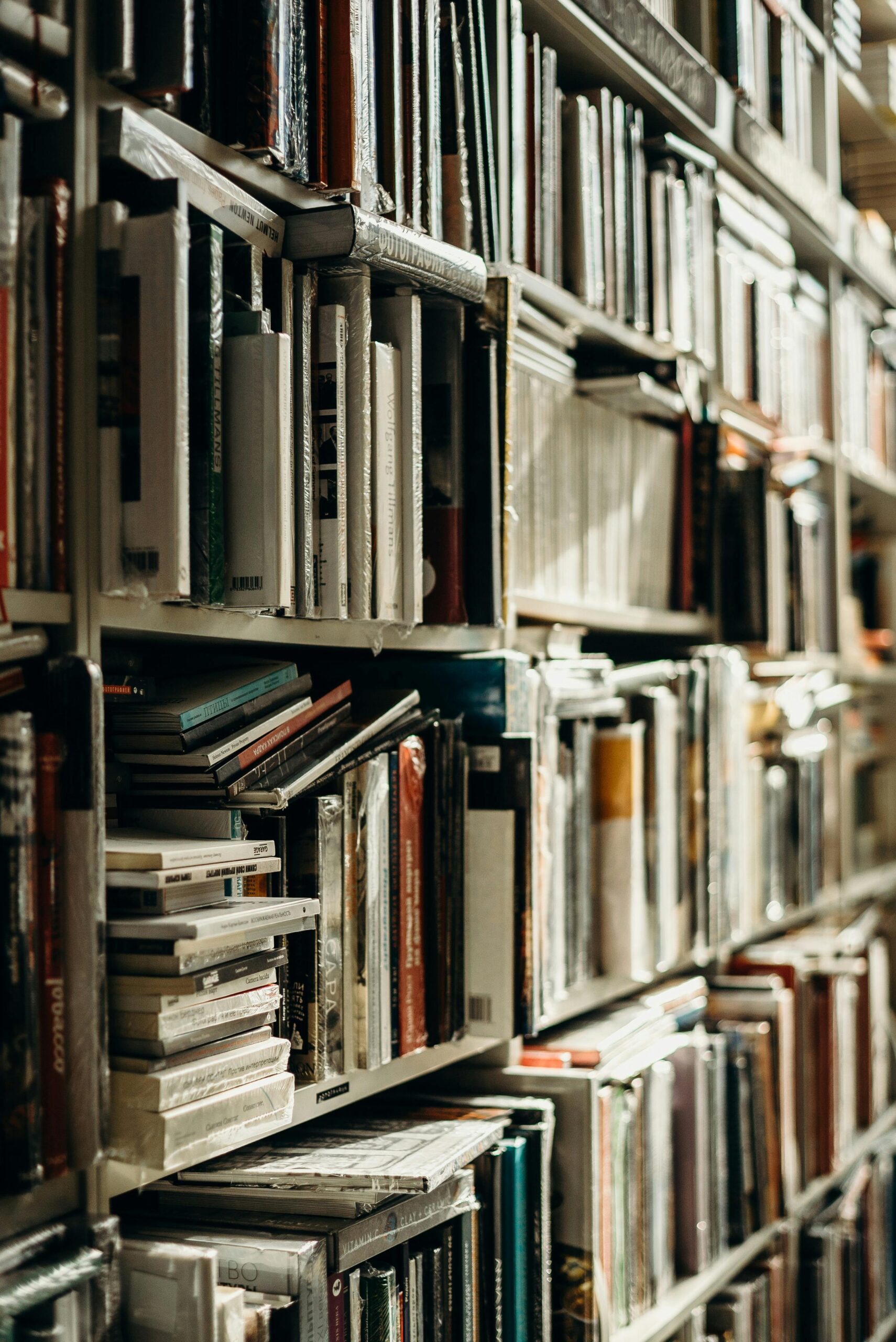 Полки с книгами в книжном магазине «Подписные издания» в Петербурге 