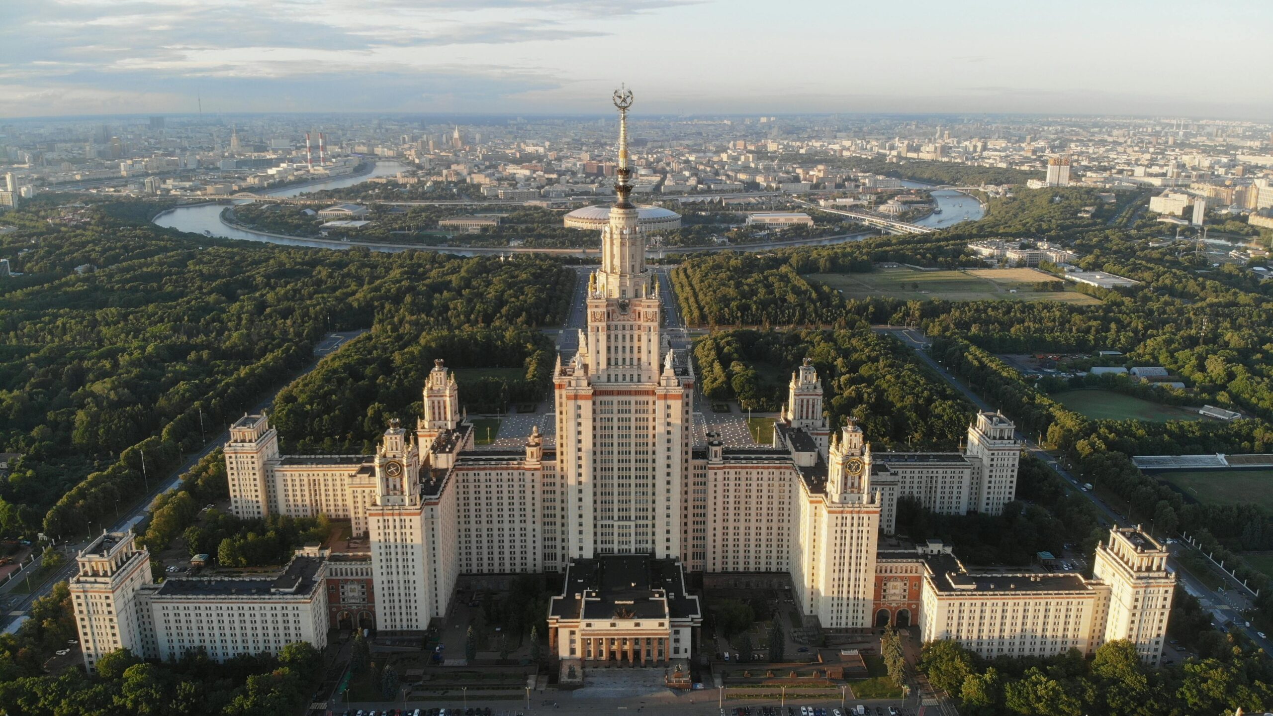 Высотка сталинского ампира в Москве Сталинская высотка в Москве — часть архитектурного наследия города