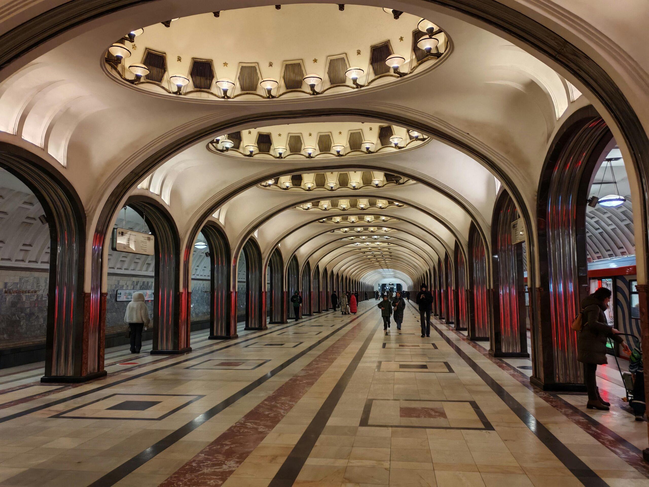 Подземелья Москвы — метро и скрытые маршруты Станция московского метро с исторической архитектурой, символ тайной Москвы