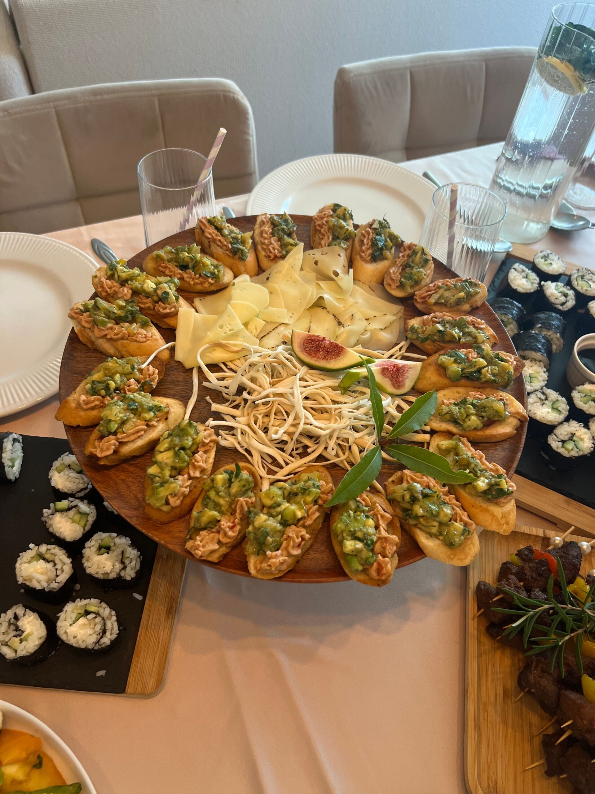 Роллы, закуски, вода на столе