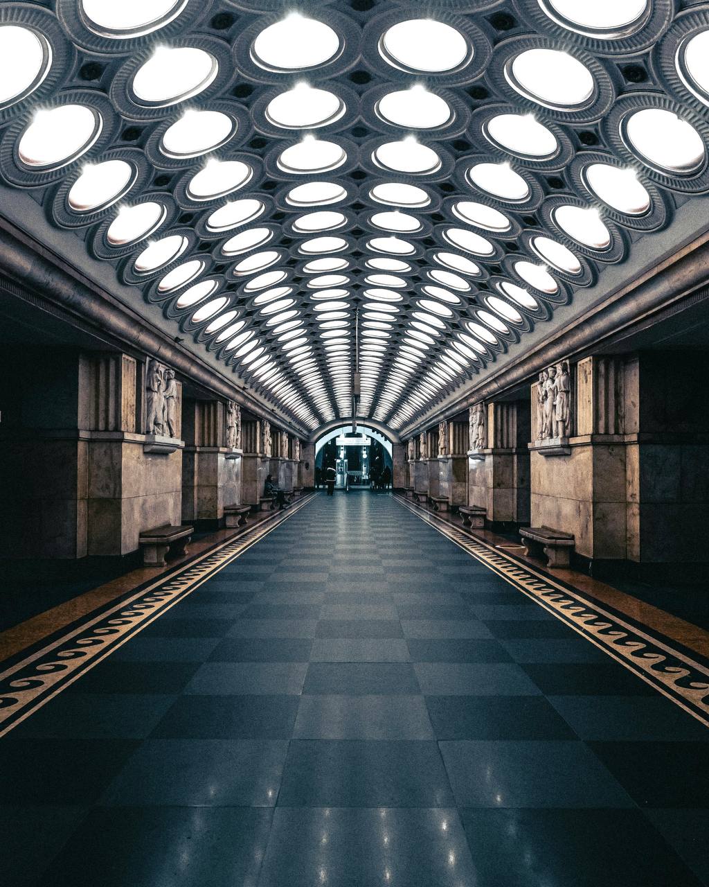 Зал метро изнутри