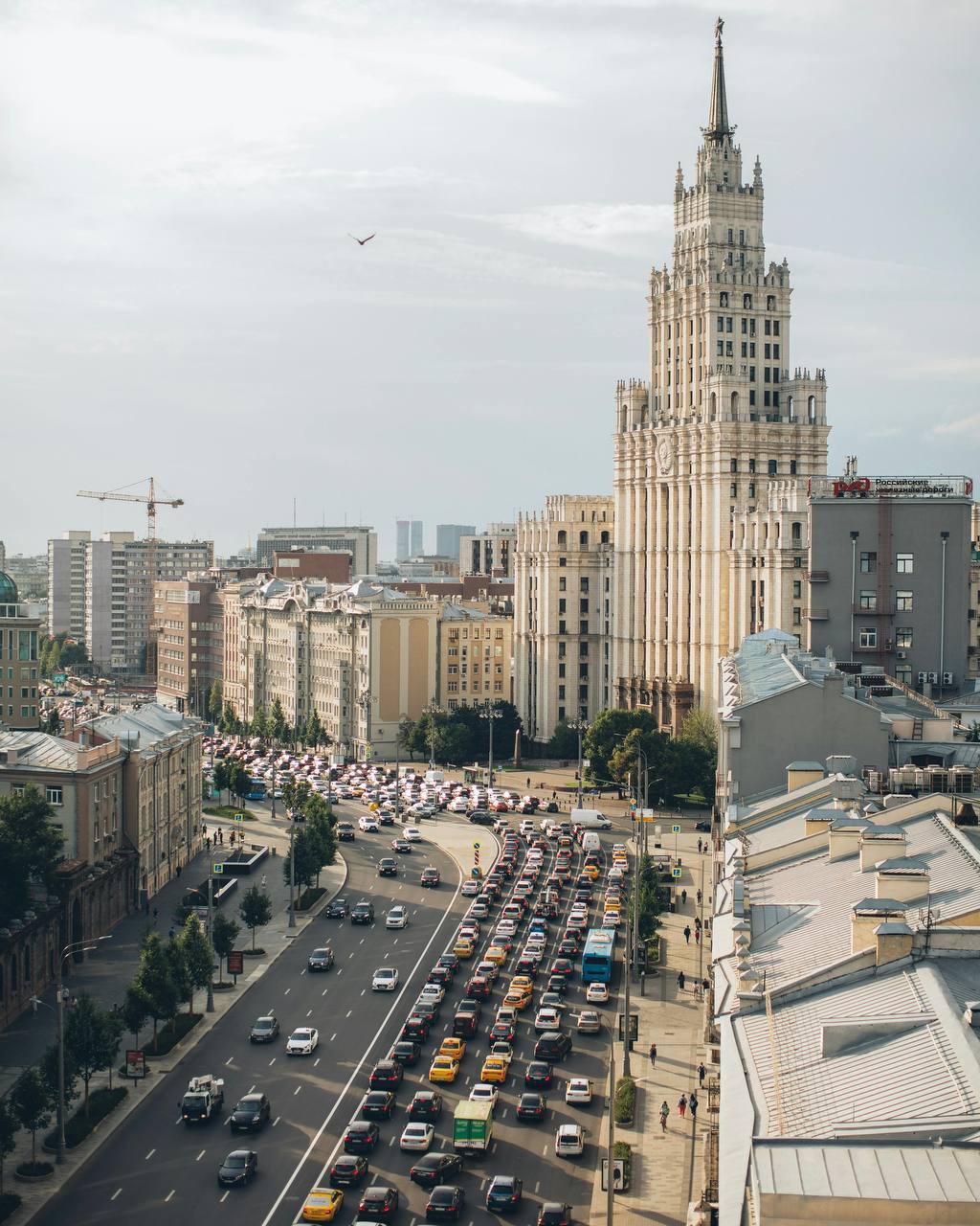 Вид на оживлённый проспект в центре Москвы