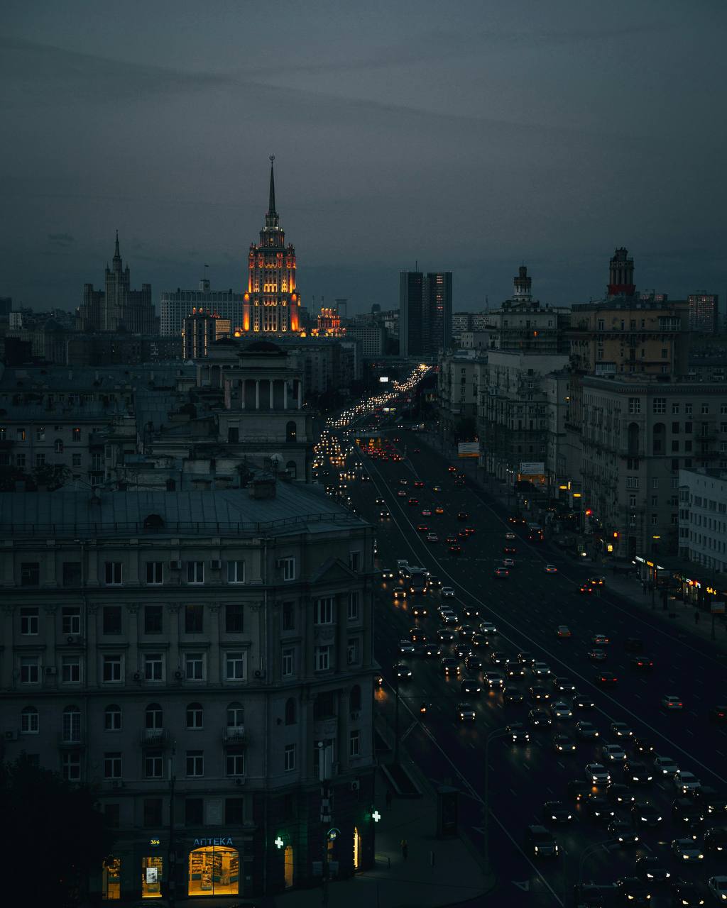 Панорамный вид на центр Москвы с современными зданиями и историческими памятниками