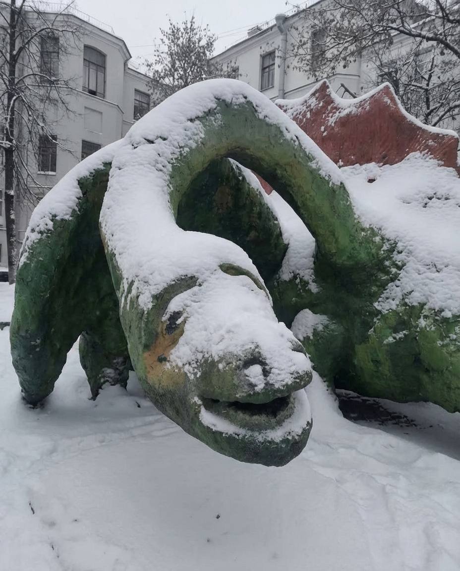 Необычная скульптура в Петербурге Скульптура дракона во дворе