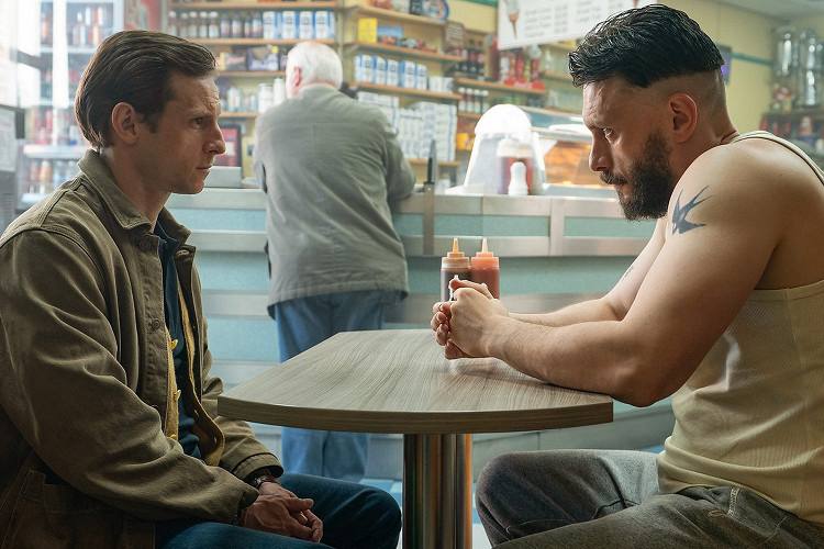 Сцена из сериала „Получеловек“ Главный герой сериала „Получеловек“ — фантастическая сцена с суперспособностями