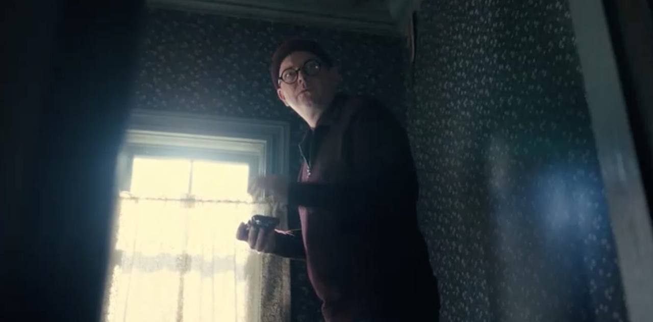 Сцена из сериала „Американская история любви“ Главный герой сериала „Американская история любви“ — романтическая сцена