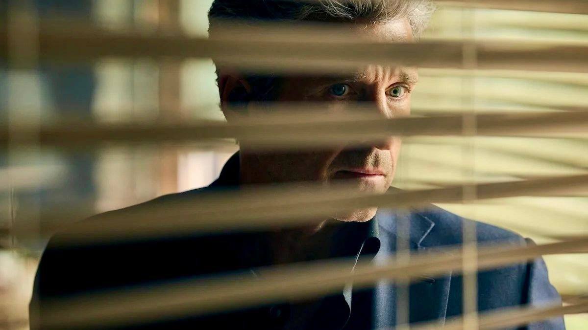 Сцена из сериала „Память убийцы“ Персонаж из сериала „Память убийцы“ — детективная и триллерная сцена