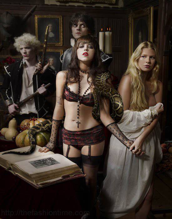 Коллекция нижнего белья Agent Provocateur. Модель в классическом черном кружевном белье из коллекции Agent Provocateur.