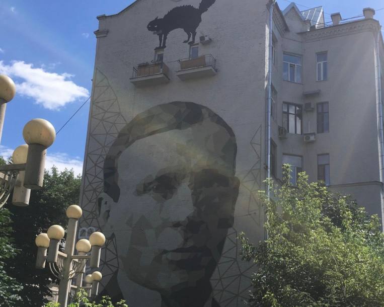Портрет Булгакова на стене
