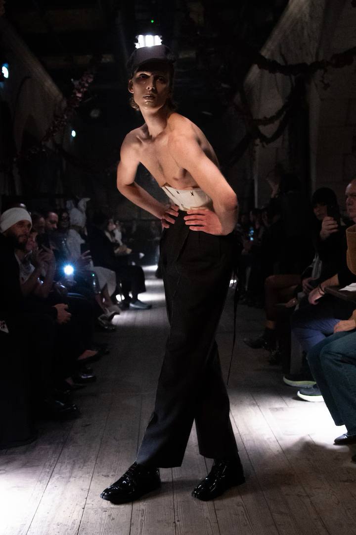 Показ Maison Margiela, Artisanal Сouture, весна 2024 Архивное фото с показа Maison Margiela, Artisanal Сouture, весна 2024 мужчина в корсете