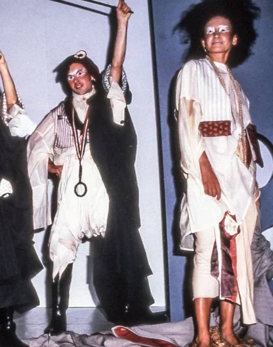 Архивное фото с показа John Galliano, «Les Incroyables», 1984 Архивное фото с показа John Galliano, «Les Incroyables», 1984 модели на подиуме