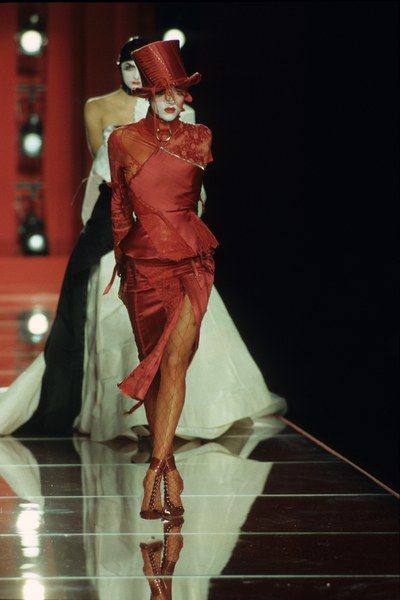 Архивное фото с показа Christian Dior, осень 2000 Архивное фото с показа Christian Dior, осень 2000 модель на подиуме