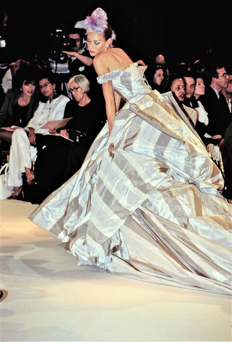 Архивный показ Givenchy, Couture, весна 1996 Архивный показ Givenchy, Couture, весна 1996 девушка в платье