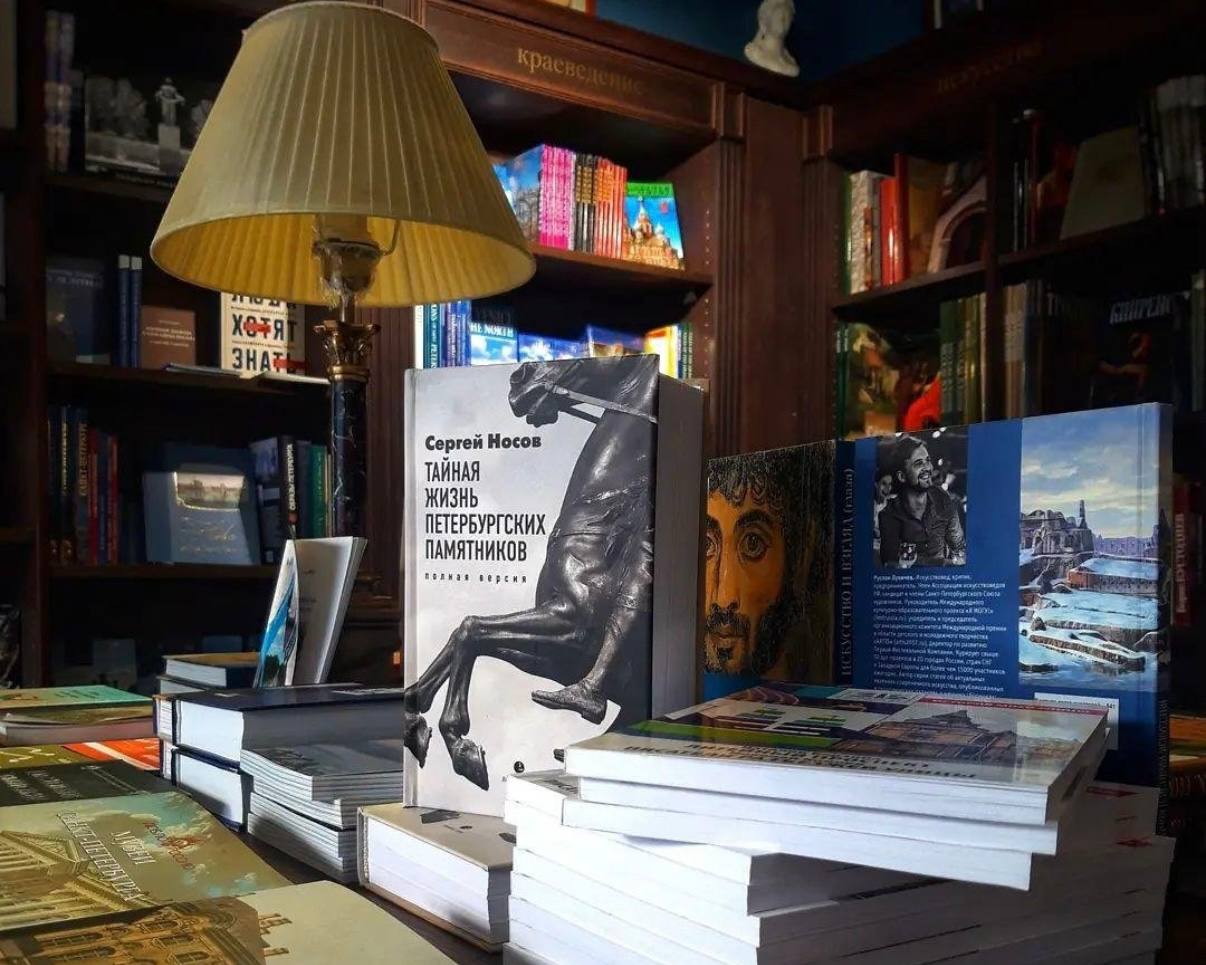Книжная лавка писателей, книжная полка