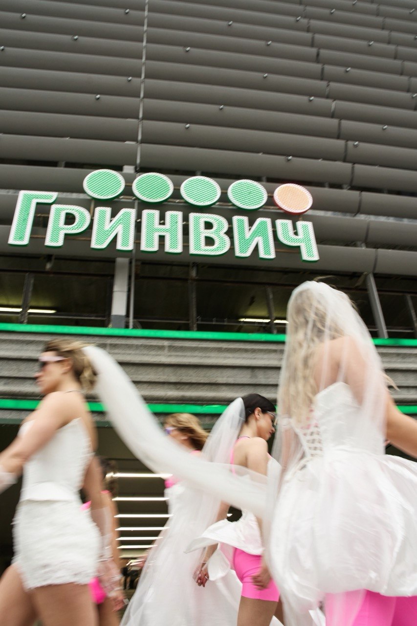 Свадебный переполох в Гринвич Девушки в свадебных платьях на фоне ТЦ Гринвич