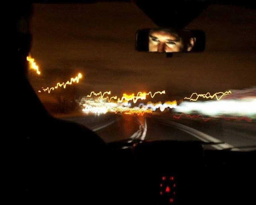 Мужчина едет за рулем авто