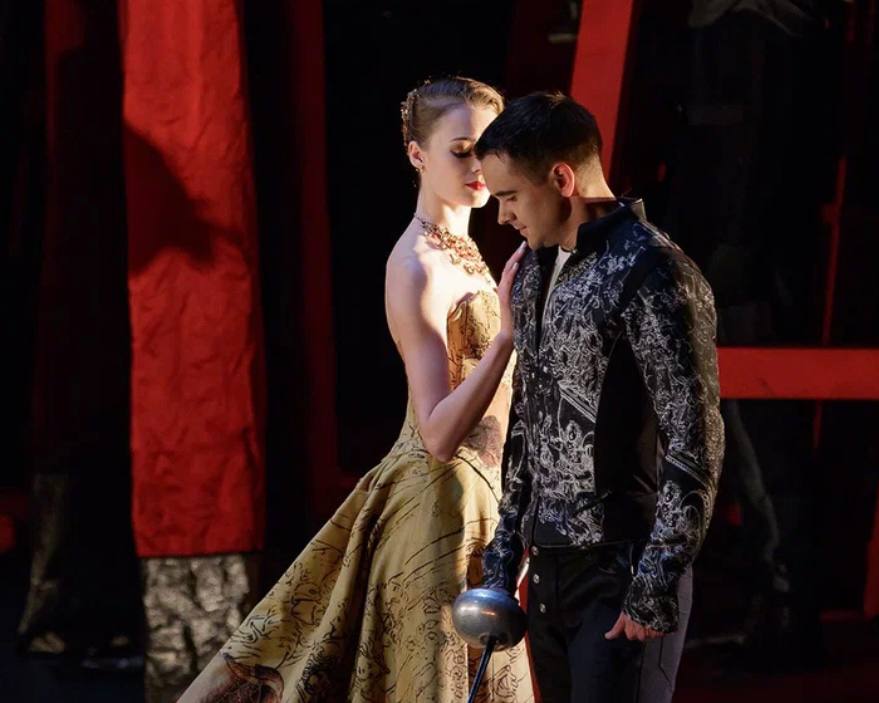 Балет «Ромео и Джульетта» Два танцора стоят на сцене