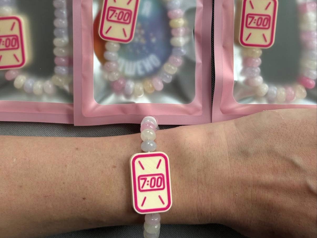 Ностальгический браслет Часики от бренда Katya Psheno Браслет в виде детских конфетных часов из разноцветного халцедона